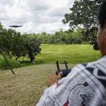 VIGILANCIA AMBIENTAL. Teddy Cairuna, jefe del grupo de monitoreo, realiza una demostración con el drone que capta imágenes aéreas de la comunidad de Nuevo Saposoa. 