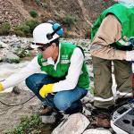 La OEFA también toma muestras de agua cuando ocurren accidentes o se presentan denuncias de contaminación.