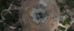 INCONCLUSO. A dos meses de la paralización de las obras, la remodelación del Campo de Marte ha dejado tras de sí intervenciones sin terminar y árboles muertos.