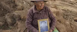 DEUDOS. Dolores Quispe de Baldeón (89) sostiene el retrato de su esposo Seferino Baldeón Palacios que fue asesinado por militares el 14 de agosto de 1985.