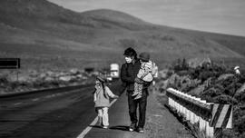 EXPUESTOS. Una familia se marcha de Arequipa hacia Cusco por la carretera, cansada de esperar que las autoridades envíen buses para recogerlos 