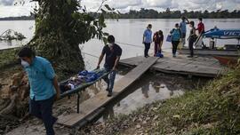 TARDE. Una mujer que perdió a su bebé debido a la falta de una oportuna atención médica es trasladada al hospital de Santa Clotilde, en el río Napo. 