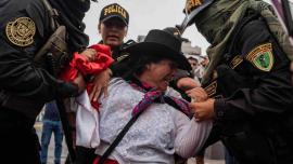 ABUSO POLICIAL. Aida Aroni fue detenida por la policía mientras se movilizaba pacíficamente por las calles del Lima, el pasado 4 de febrero. 