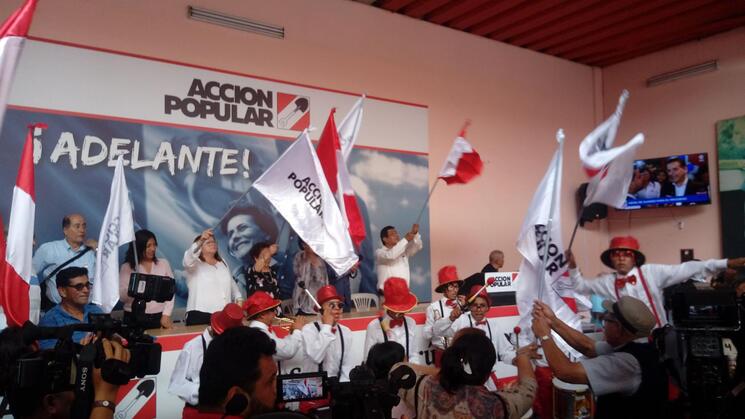 CELEBRACIÓN. Los militantes de Acción Popular celebraron en su histórico local de campaña ubicado en el Centro de Lima.