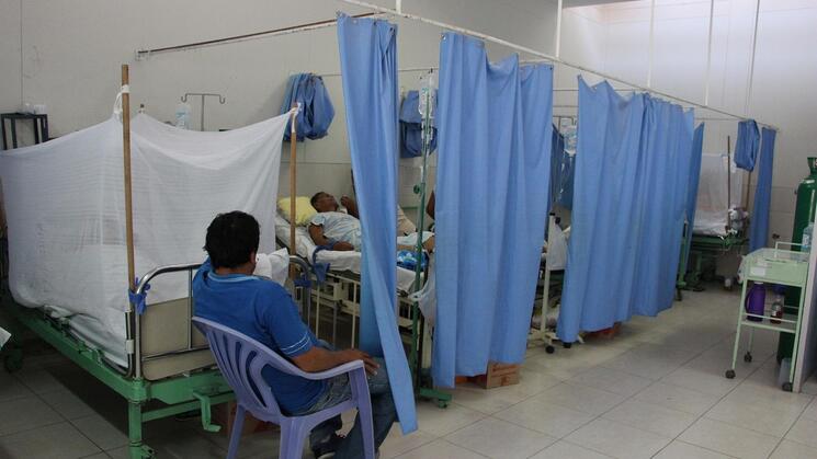 SATURADO. El hospital Santa Rosa de Piura recibe una sobredemanda de pacientes, por lo cual las atenciones se realizan hasta en los pasillos.  