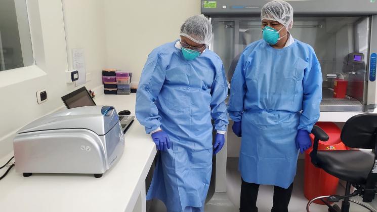 ANÁLISIS. El laboratorio de Loreto, una de las regiones más afectadas por Covid-19, tiene una alta demanda de muestras diarias. 