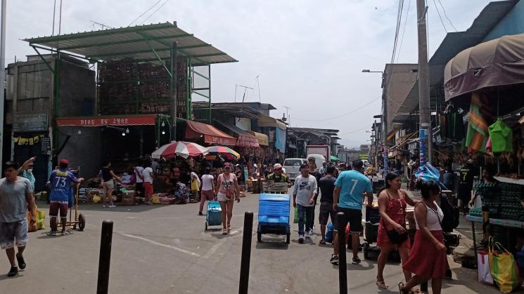HUAMANTANGA. En uno de los principales mercados de la capital, ubicado en Puente Piedra, los ciudadanos critican el alza de precios para productos como el limón.