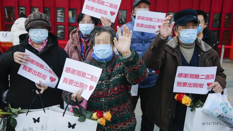 DE ALTA. Pacientes recuperados de Covid-19 agradecen a los trabajadores médicos del Segundo Hospital Xiangya de la Universidad Centro-Sur en China. 