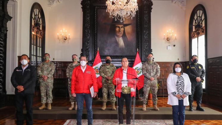 PRONUNCIAMIENTO. El primer ministro Walter Martos se presentó junto a los ministros de Interior, Defensa y Justicia; y cinco altos mandos de las FF.AA. y Policía.