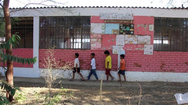 LARGA ESPERA. Los alumnos del colegio Genaro Martínez, de Pedregal Grande (Piura), se preguntan cuándo reconstruirán su centro educativo.  