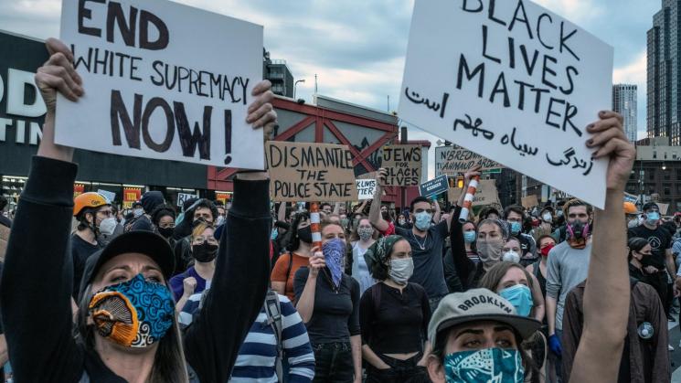 PROTESTAS. Manifestaciones en Brooklyn en junio por la muerte de George Floyd a manos de la policía.