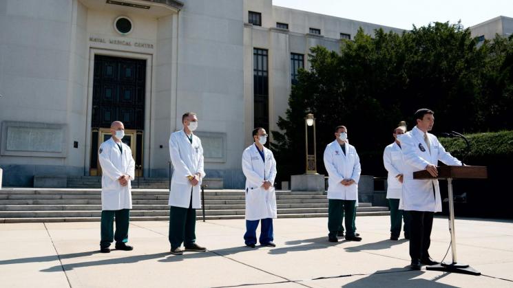 SALUD PRESIDENCIAL. El médico del presidente, Sean Conley, atiende a los reporteros afuera del Centro Médico Militar Nacional Walter Reed, en Maryland.