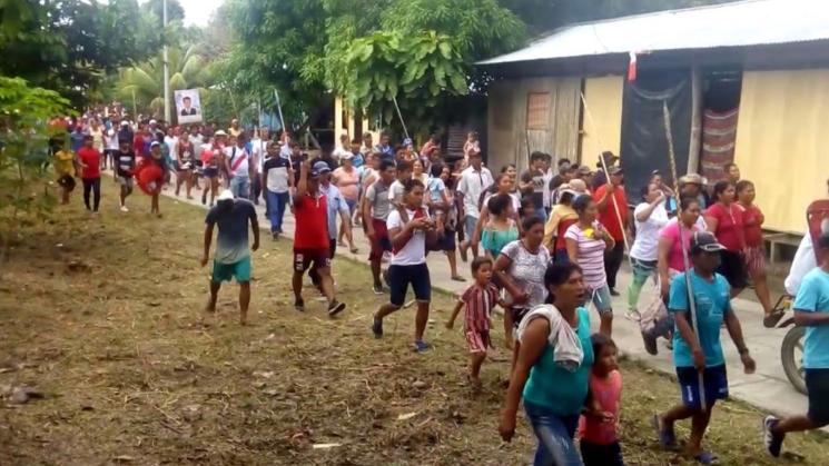 VILLA GRAN TIERRA. Los pobladores de la comunidad piden justicia para las víctimas de la represión policial del pasado 8 de agosto.