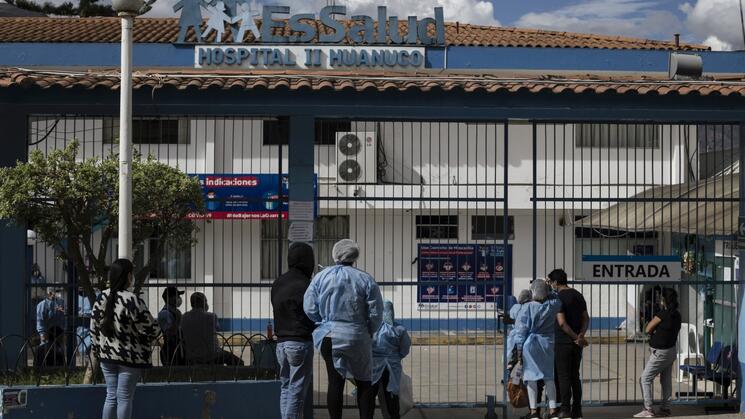 ESCENA DIARIA. Familiares de pacientes Covid-19 esperan noticias en el exterior del hospital de Essalud de Huánuco. 