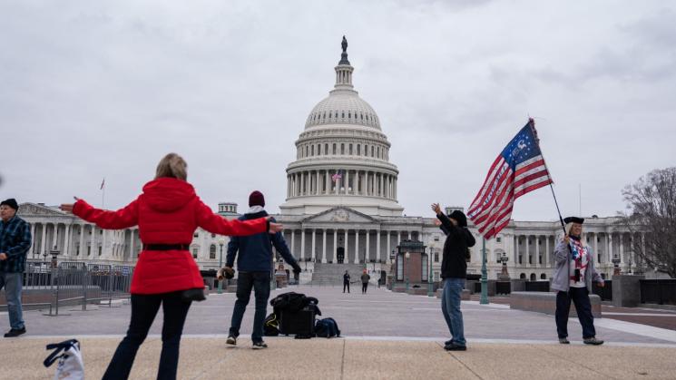 REPUBLICANOS. Los seguidores del presidente Donald Trump se reúnen afuera del Capitolio en Washington, el lunes 4 de enero de 2021. 