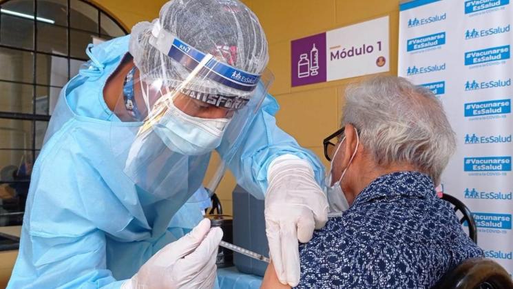 PRIORIDAD. Los primeros en recibir las vacunas han sido los asegurados de EsSalud y los residentes de albergues. 