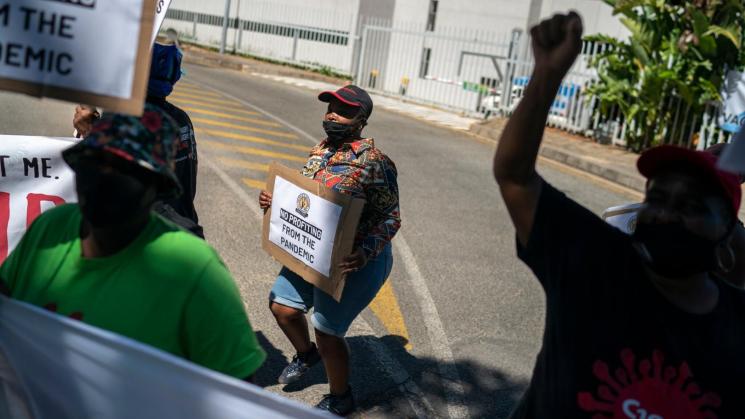 SUDÁFRICA. Una protesta en Johannesburgo exigiendo que se suspendan las reglas de patentes para las vacunas contra la Covid-19.