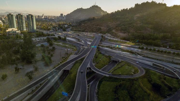 CONFINAMIENTO. Una carretera casi vacía durante una orden de cuarentena total en Santiago de Chile el fin de semana pasado. 