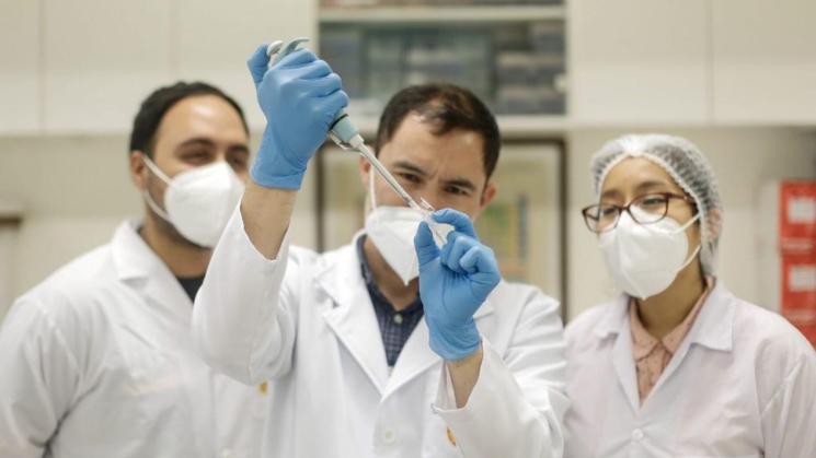 VALIDACIÓN. El investigador indica que se debe profundizar los estudios de la variante C.37 para determinar su peligrosidad.