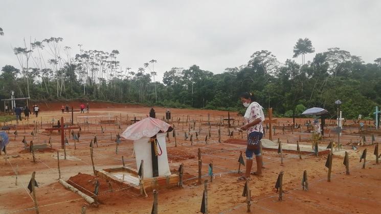 DOLOR. Según la Defensoría, más de 400 víctimas de la Covid-19 fueron enterradas en un improvisado cementerio. 