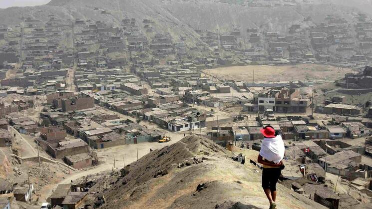 La medición en el Perú se hace a través de dos umbrales: la pobreza total y la pobreza extrema. 