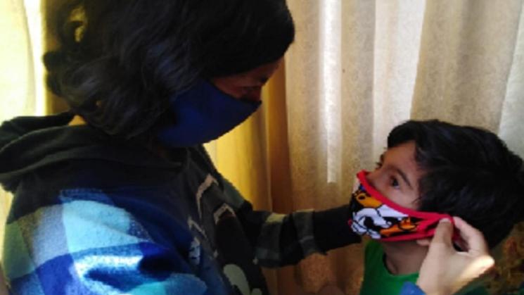 RECOMENDACIÓN. Especialistas sugieren que niños lleven puesta la mascarilla en lugares públicos, aún si sus padres ya hubieran sido vacunados.