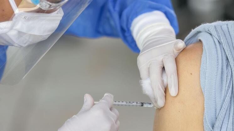 RIESGOS. La inmunización parcial, junto al incumplimiento de medidas de prevención, pueden promover la aparición de nuevas y más resistentes variantes.