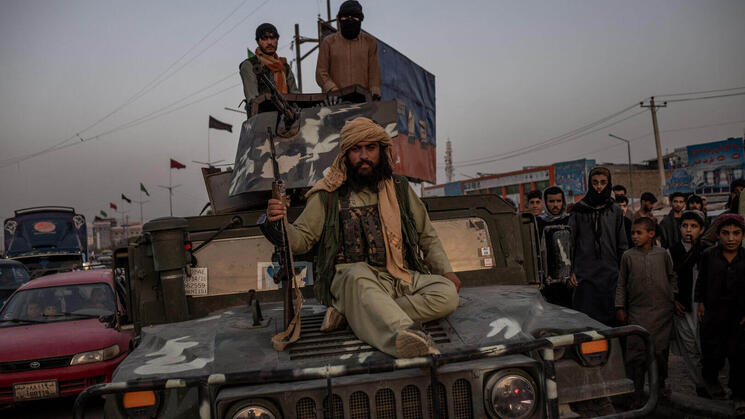 Talibanes. Tras el derrumbe del gobierno afgano, los talibanes tomaron el capital de forma violenta. 