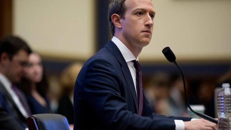 ESCÁNDALOS. Mark Zuckerberg ha empezado a batallar contra los críticos de la red social.