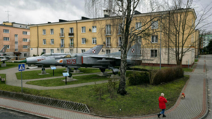 DISUASIÓN. Aviones de combate desmantelados pertenecientes a la era soviética, afuera de la base estadounidense en Redzikowo (Polonia).