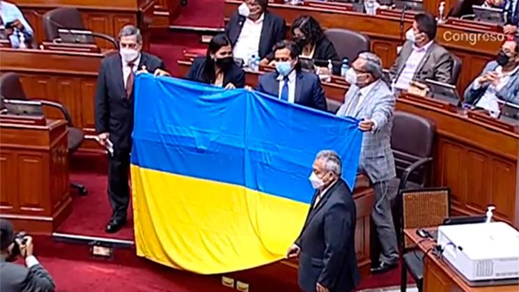 Parlamentarios extienden bandera de Ucrania en el Congreso. 