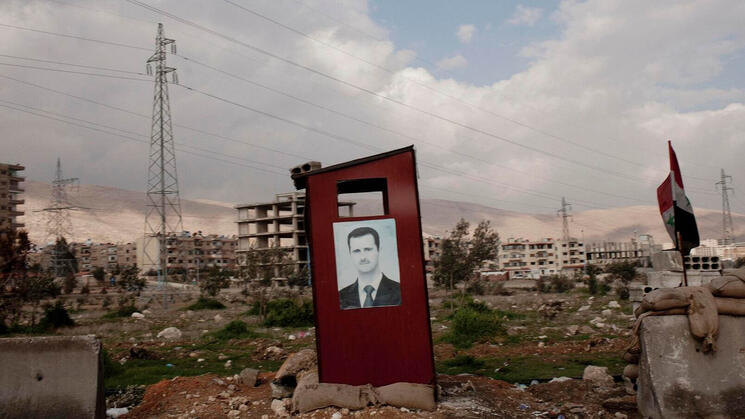 CONTROL. Un retrato de Bashar al-Assad, el presidente autoritario de Siria. Contar e identificar los cuerpos en las fosas comunes solo sería posible desenterrarlos, pero es difícil que eso suceda mientras al-Assad permanezca en el poder.