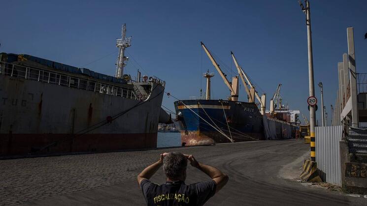 INSUMOS. Un buque de carga de Rusia descargando fertilizante en el Puerto de Santos, en São Paulo, Brasil.