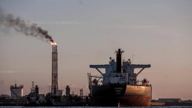 CRISIS. Un buque petrolero anclado en los muelles de Venezuela en 2021.