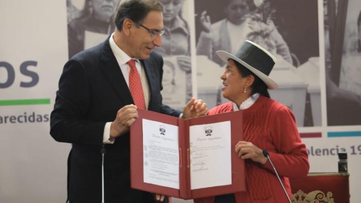 El presidente Martín Vizcarra comparte el decreto que crea el Banco de Datos Genético a Juana Carrión, presidenta de Anfasep.