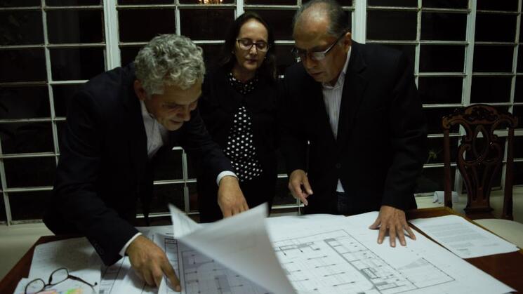 ALERTA. El arquitecto Jaime Iván Negri junto a los historiadores Blanca Alva y Carlos Villanueva revisan los planos de la nueva sede del AGN. Esperan que el Gobierno atienda sus observaciones y la nueva propuesta.