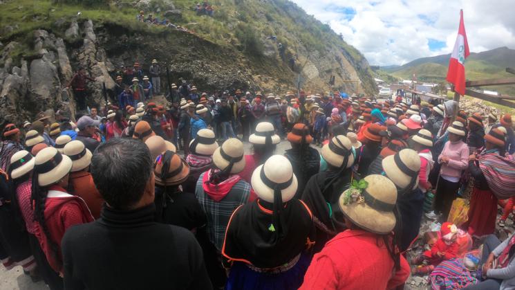 ACTORES. Edison Vargas Huamanga, en la foto con sombrero y polo rojo, asumió el liderazgo en Fuerabamba tras la detención del presidente comunal Gregorio Rojas Paniura.