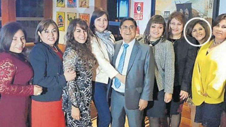 AMIGOS. La jueza María Apaza, que negó cualquier vínculo con el exjuez supremo César Hinostroza Pariachi, aparece en esta foto (vistiendo una blusa amarilla) con el magistrado el día de su cumpleaños.