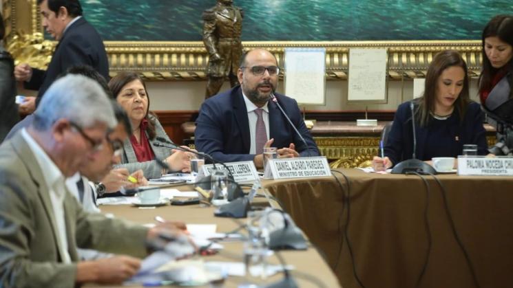 PRESENTACIÓN. Ministro Daniel Alfaro acudió a Comisión de Educación por la polémica en torno a los contenidos de los textos escolares sobre terrorismo y género.