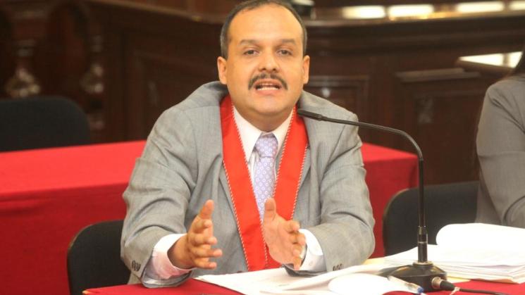 DECISIÓN. El fiscal Frank Almanza, quien también investiga al clan Sánchez Paredes, decidirá hoy si se mantiene como coordinador del Equipo Especial del Caso Lava Jato.