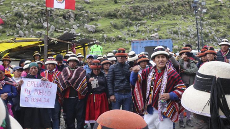 DISCURSO. El presidente de Fuerabamba, Gregorio Rojas, aseguró en quechua que la liberación de hermanos Chávez Sotelo es una condición previa a las negociaciones con el Estado y la mina. 