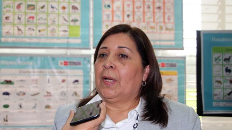 DESCARGOS. Viceministra Helfer sostiene que el ministerio hace esfuerzos por corregir el material antes de entrar a impresión en agosto. Libros deben llegar a las aulas a inicios del 2019.