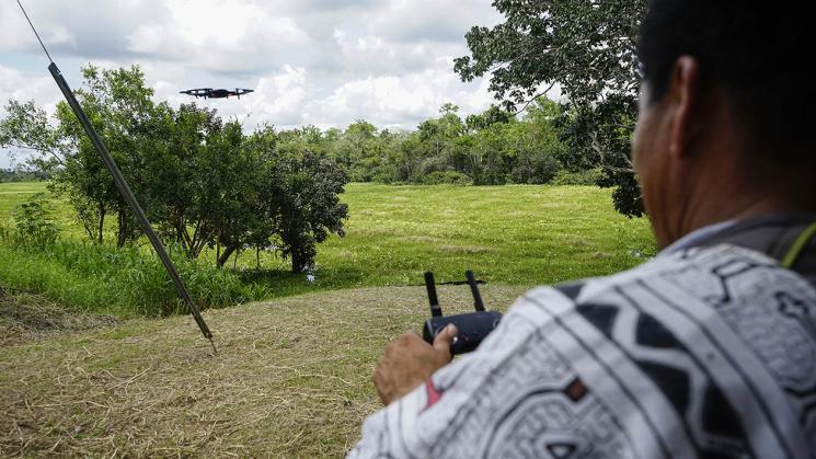 VIGILANCIA AMBIENTAL. Teddy Cairuna, jefe del grupo de monitoreo, realiza una demostración con el drone que capta imágenes aéreas de la comunidad de Nuevo Saposoa. 