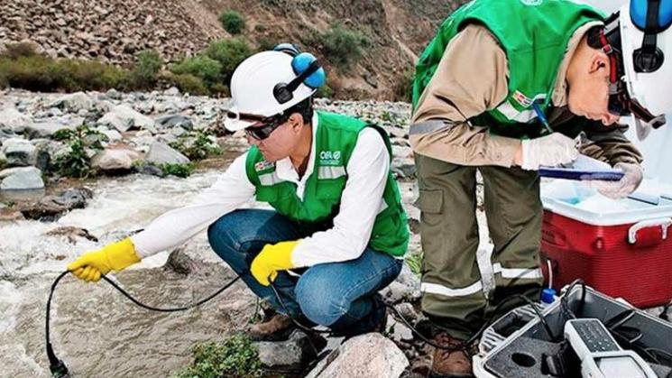 La OEFA también toma muestras de agua cuando ocurren accidentes o se presentan denuncias de contaminación.