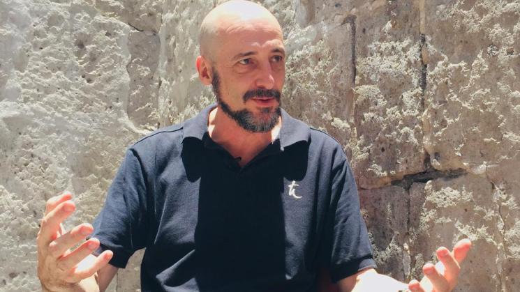 FÍSICO. Roberto Emparán investiga las ondas gravitacionales y los agujeros negros.