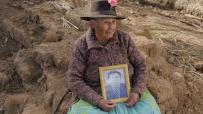 DEUDOS. Dolores Quispe de Baldeón (89) sostiene el retrato de su esposo Seferino Baldeón Palacios que fue asesinado por militares el 14 de agosto de 1985.