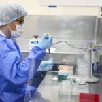 EN BUSCA DE APROBACIÓN. Grandes farmacéuticas como Regeneron y Lilly trabajan aceleradamente para conseguir el visto bueno de autoridades regulatorias de salud.