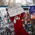 MEMORIA. El historiador José Ragas explica la importancia de preservar los afiches y objetos que sirvieron para canalizar la protesta.