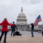REPUBLICANOS. Los seguidores del presidente Donald Trump se reúnen afuera del Capitolio en Washington, el lunes 4 de enero de 2021. 