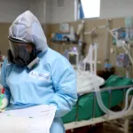 ALERTA. Especialistas consideran que, de producirse un incremento en las hospitalizaciones, los servicios de salud volverían a saturarse.